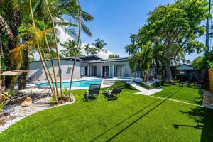 Πισίνα στο ή κοντά στο Heated Pool Tropical Backyard 3 Bedrooms, 12 min to the Ocean