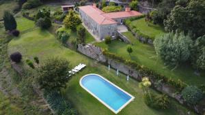 una vista aérea de una casa con piscina en Quinta de Favaes, en Paredes de Coura