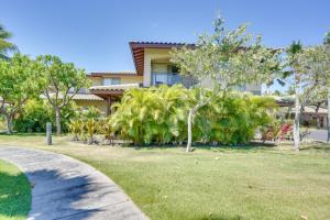 una casa con árboles y un patio de césped en Luxe Big Island Vacation Rental Along Kohala Coast en Waikoloa