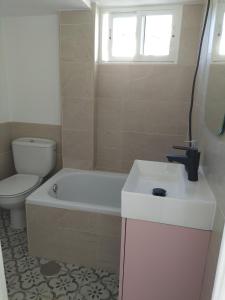 ein Badezimmer mit einer Badewanne, einem WC und einem Waschbecken in der Unterkunft La casa de tío Vidal in Pedro Bernardo