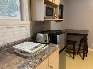 Η κουζίνα ή μικρή κουζίνα στο Whole Suite to Yourself at Coquitlam Centre!