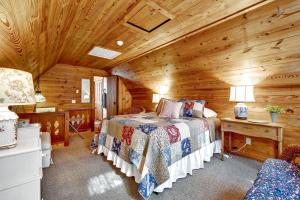 een slaapkamer met een bed in een houten hut bij Das Liebe Haus- Peaceful-12 mi to Downtown Fred in Fredericksburg