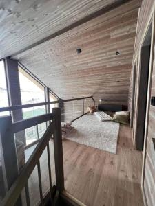 una camera con un letto in una stanza con pareti in legno di Rindabotn Fjelltun a Sogndal