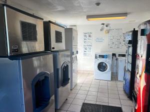uma lavandaria com máquina de lavar e secar roupa em Motel 6-Lakeland, FL em Lakeland
