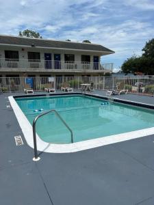 a swimming pool in front of a hotel at Motel 6-Lakeland, FL in Lakeland