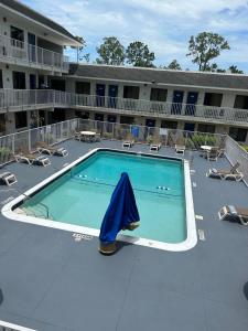 萊克蘭的住宿－萊克蘭- 6號汽車旅館，一座大建筑前的游泳池