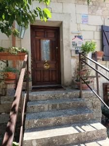 un conjunto de escaleras que conducen a una puerta de madera en La antigua escuela bajo la Tesla, 