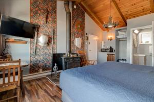 een slaapkamer met een bed en een woonkamer bij Moolack Shores Inn in Newport