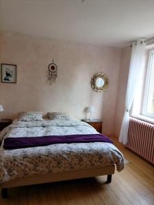um quarto com uma cama e uma janela em Ravissante petite suite em Colmar