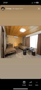 - une chambre avec 2 lits au milieu dans l'établissement Qoqosa In Racha, à Ambrolaouri