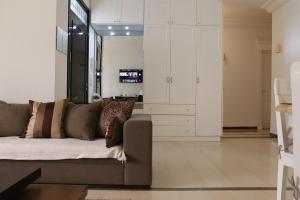 sala de estar con sofá y armarios blancos en Luxury house directly on the beach en Bizerte