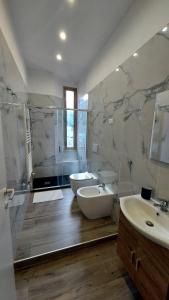 拉斯佩齊亞的住宿－Green Central house，大型浴室设有2个水槽和淋浴。