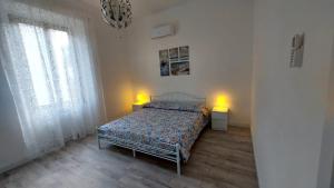 um quarto com uma cama com dois candeeiros em Green Central house em La Spezia