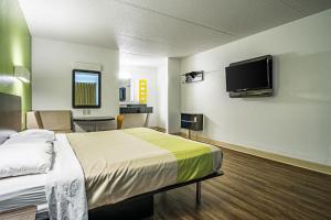 Habitación de hotel con cama y TV de pantalla plana. en Motel 6 Manchester TN en Manchester
