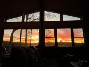 - une vue sur le coucher du soleil depuis la fenêtre dans l'établissement The Refuge, à Terra Alta