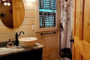a bathroom with a sink and a mirror at Enchanted Star Cabin in Ranger
