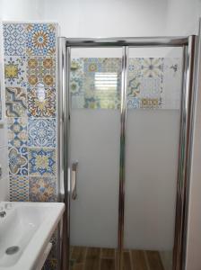 een badkamer met een douche en een wastafel bij B&B Mazzini in Grottaglie