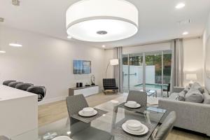 Posezení v ubytování 3 bedrooms pool home Hidden Forest Resort Amenities