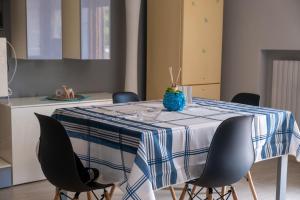 una mesa con sillas y un mantel azul y blanco en Casa Vacanze Salerno LA RONDINE, en San Mango Piemonte
