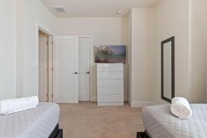 Postel nebo postele na pokoji v ubytování 3 bedrooms pool home Hidden Forest Resort Amenities + 18 fotografií