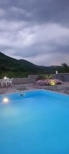 vista su una piscina con montagne sullo sfondo di Vila Nikola 