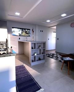 uma sala de estar com televisão na parede em Apartamento La Vie em São Joaquim