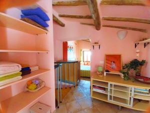 a room with pink walls and shelves in a room at The Four Angels in Massa