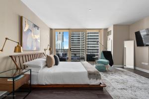 a bedroom with a large bed and a large window at Fully Furnished Apts at The Mag mile -Cloud9 - 747 in Chicago