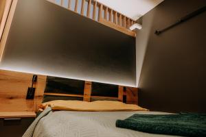 sypialnia z łóżkiem, nad którą znajdują się schody w obiekcie Apartament Mazury Kętrzyn „Kopernik” w mieście Kętrzyn