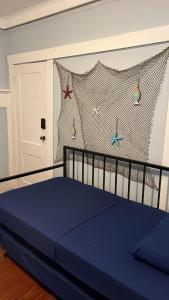 Un dormitorio con una cama azul y una pared con estrellas. en Blue Little Havana, en Miami