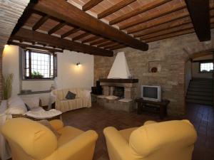 un soggiorno con mobili gialli e camino di Belvilla by OYO Villa San Donato a Galera