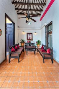 uma sala de estar com 2 sofás e uma ventoinha de tecto em Hotel Gran Centenario em Mérida