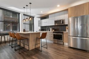 Köök või kööginurk majutusasutuses Experience Downtown Chicago at Millennium - Luxury Apartments in The Loop