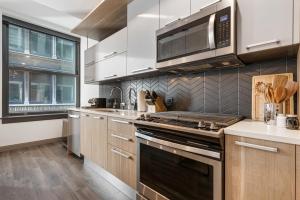 Köök või kööginurk majutusasutuses Experience Downtown Chicago at Millennium - Luxury Apartments in The Loop