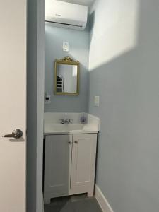 uma casa de banho com um lavatório e um espelho em Blue Little Havana em Miami
