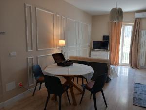 una pequeña sala de estar con mesa y sillas. en Aparthotel Masseria Villa Marchesi, en Taranto