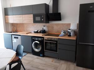 een keuken met een wasmachine en een wasmachine bij Aparthotel Masseria Villa Marchesi in Taranto