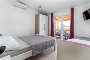 Posteľ alebo postele v izbe v ubytovaní Apartments and rooms by the sea Pakostane, Biograd - 18426