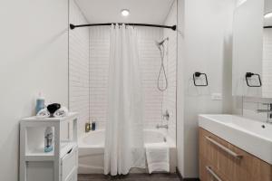 Vannituba majutusasutuses Experience Downtown Chicago at Millennium - Luxury Apartments in The Loop