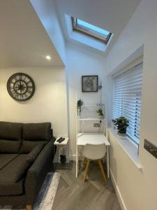 uma sala de estar com um sofá e uma mesa em Stylish & Cosy 1 Bed Apartment em Swindon