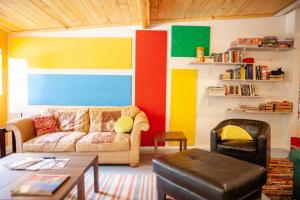 Cloudcroft Hostel في كلاودكروفت: غرفة معيشة مع أريكة وجدار ملون