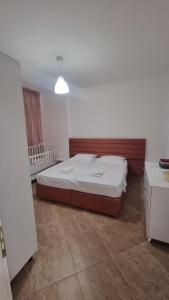 um quarto com uma cama no meio de um quarto em Vivienne's Apartment em Saranda