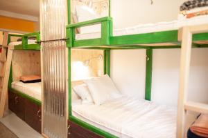 Una cama o camas en una habitación de Cloudcroft Hostel