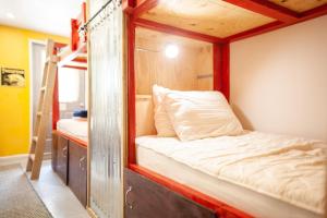 Una cama o camas en una habitación de Cloudcroft Hostel