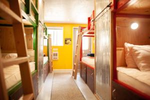 Una cama o camas en una habitación de Cloudcroft Hostel