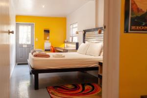 Una cama o camas en una habitación de Cloudcroft Hostel