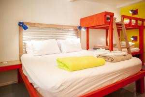 Una cama o camas en una habitación de Cloudcroft Hostel