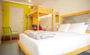 Una cama o camas en una habitación de Cloudcroft Hostel