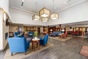 um lobby de um hotel com cadeiras e mesas azuis em Comfort Suites Carlsbad em Carlsbad