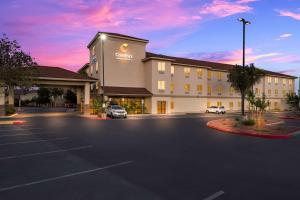 Comfort Inn & Suites Las Vegas - Nellis في لاس فيغاس: تقديم فندق بموقف